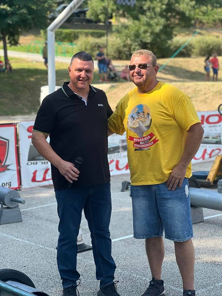  Кметът Росен Добрев (вляво) 